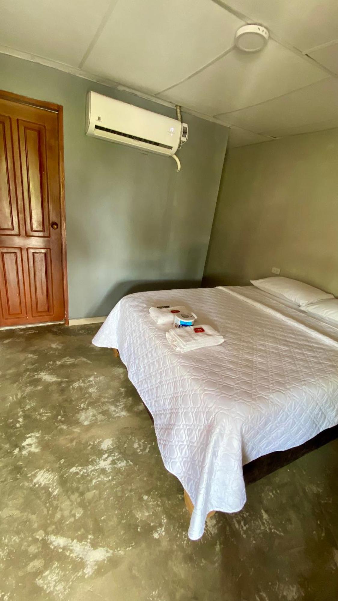 Hostal Castillo Del Mar Camarones Kültér fotó